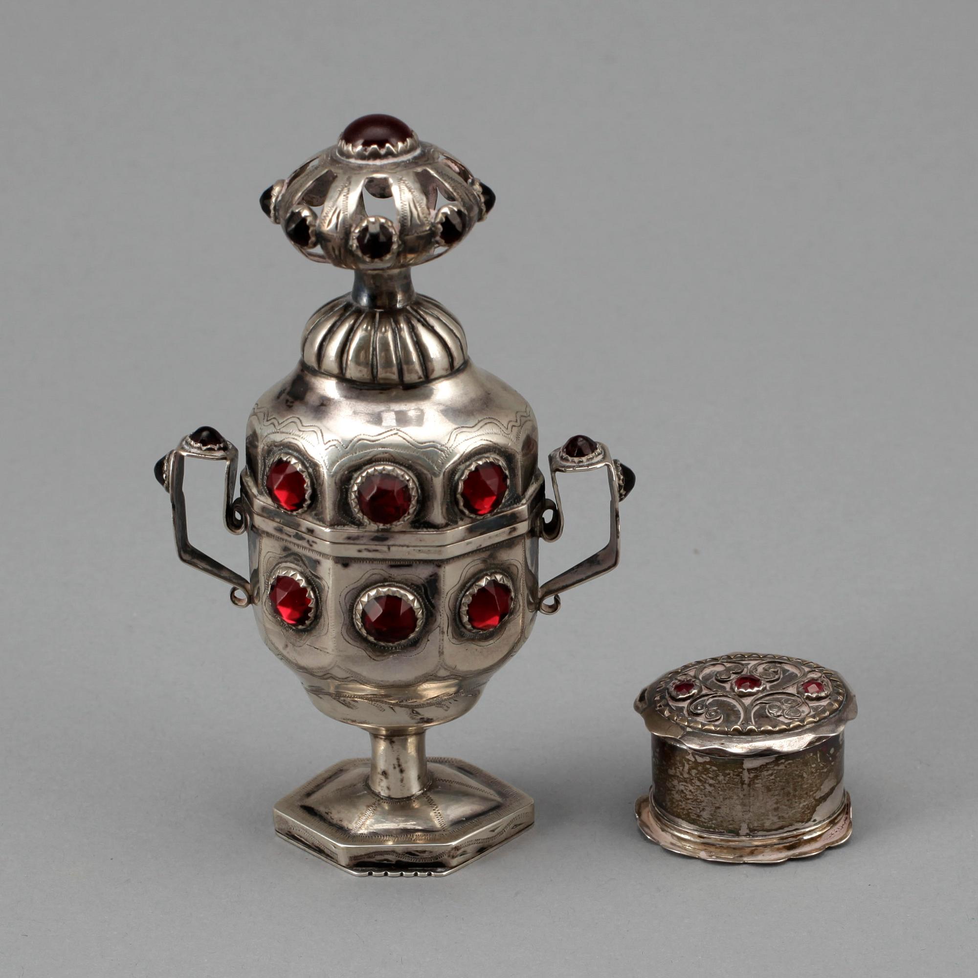 LUKTDOSOR, 2 st silver, sannolikt Danmark, 1700/1800-tal. Vikt 87 gram.