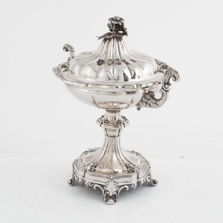 Fredrik & Wilhelm Zethelius, a Swedish silver sugarbowl with cover, Stockholm 1845.