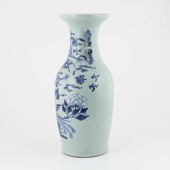 A porcelain floor vase, China, Qingdynasty, 19th century.