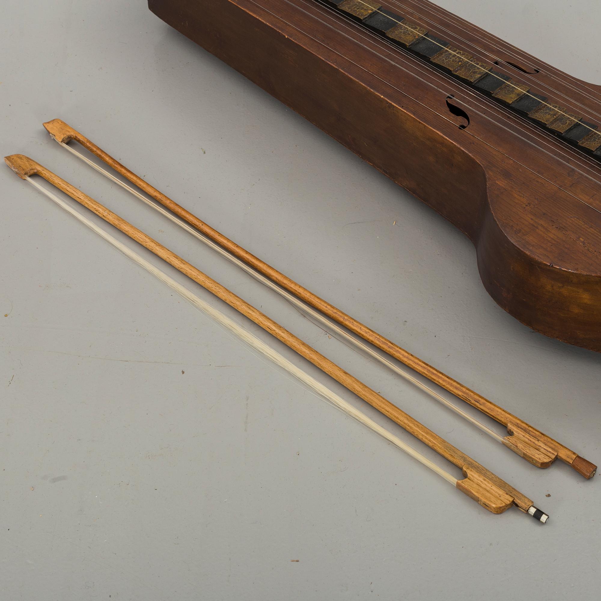 PSALMODIKON samt två stråkar, musikinstrument, 1800-tal / sekelskiftet 1900 Sverige.