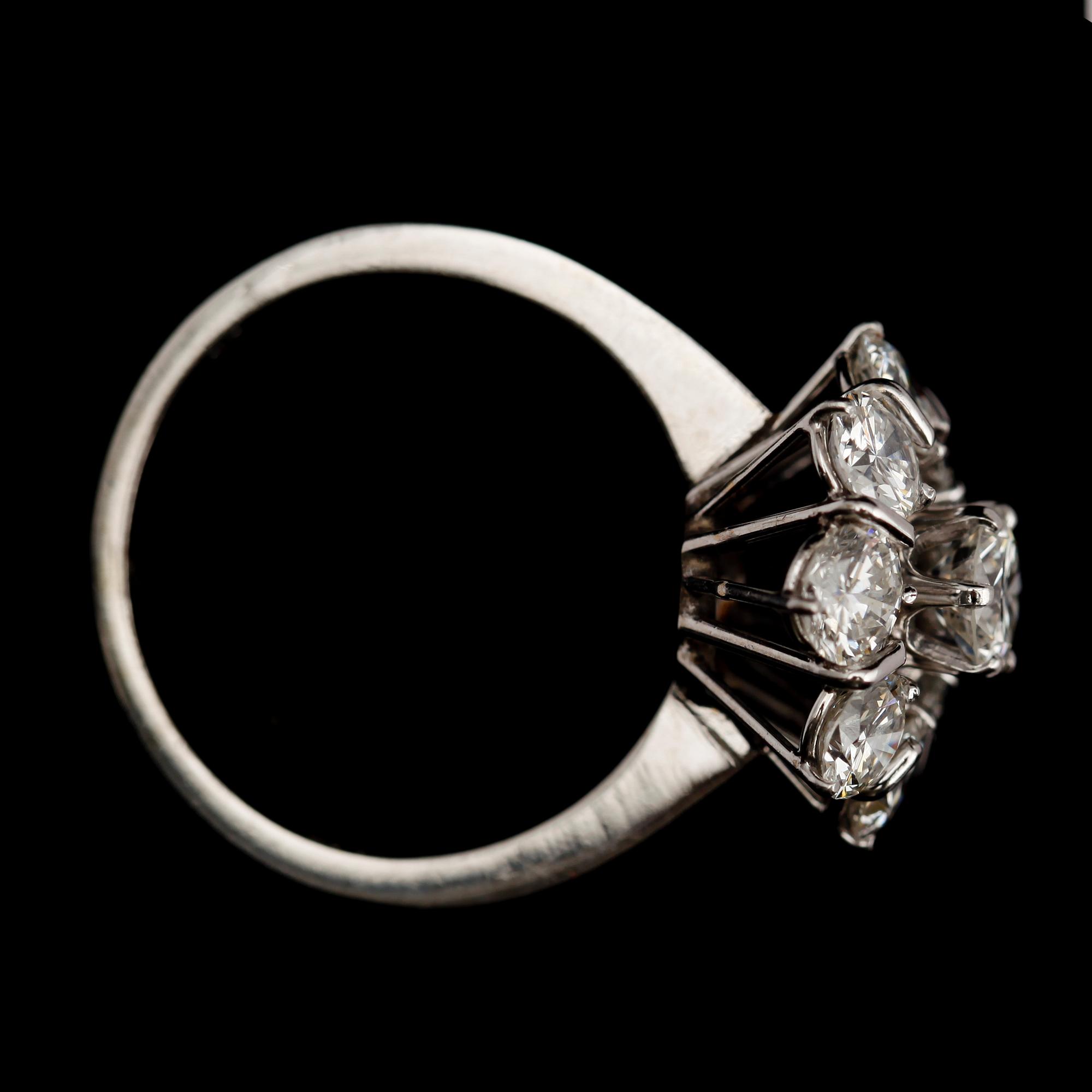 RING, 14 k vitguld, 9 briljanter tot 2.65 ct enl gravyr.