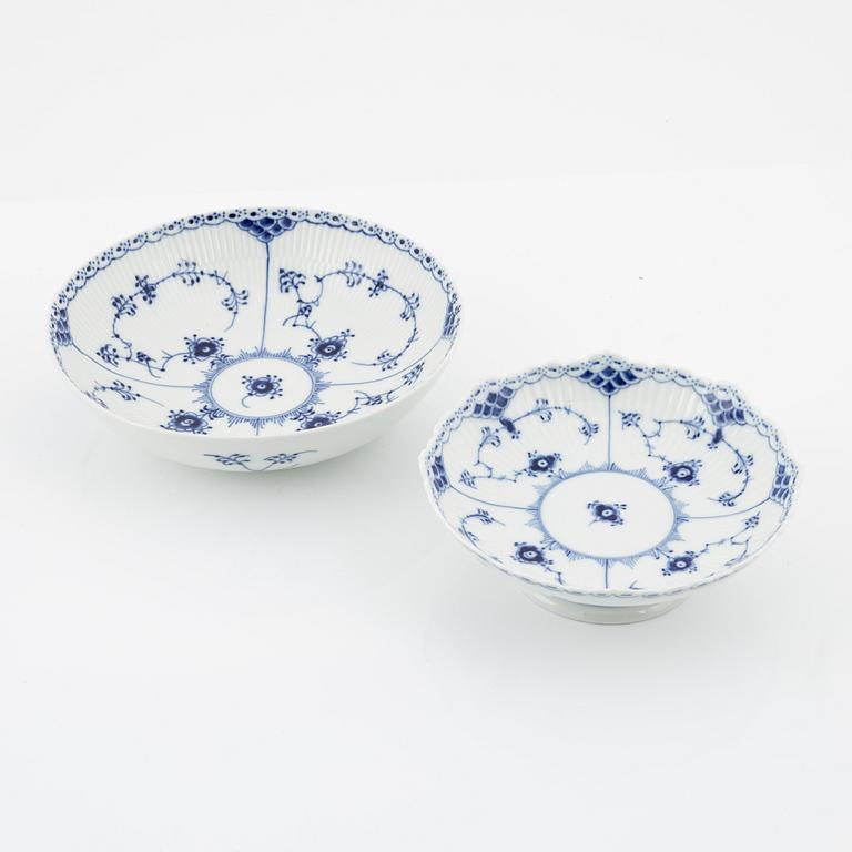 Fat och skålar, 9 st, porslin, "Musselmalet", halvblonde och rifflet, Royal Copenhagen, Danmark.