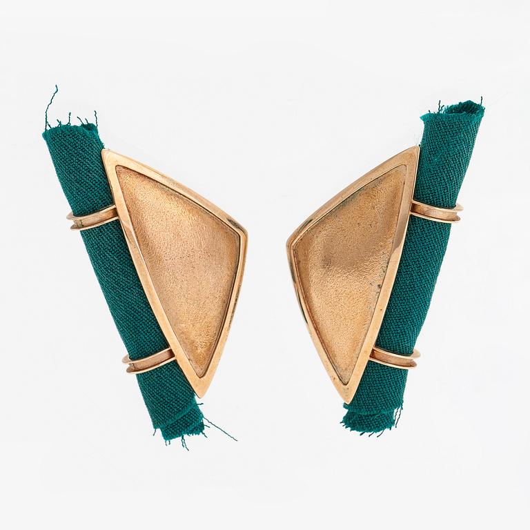 Kimmo Virkkunen, A pair of 14K gold and textile earrings. Helsinki 1990.