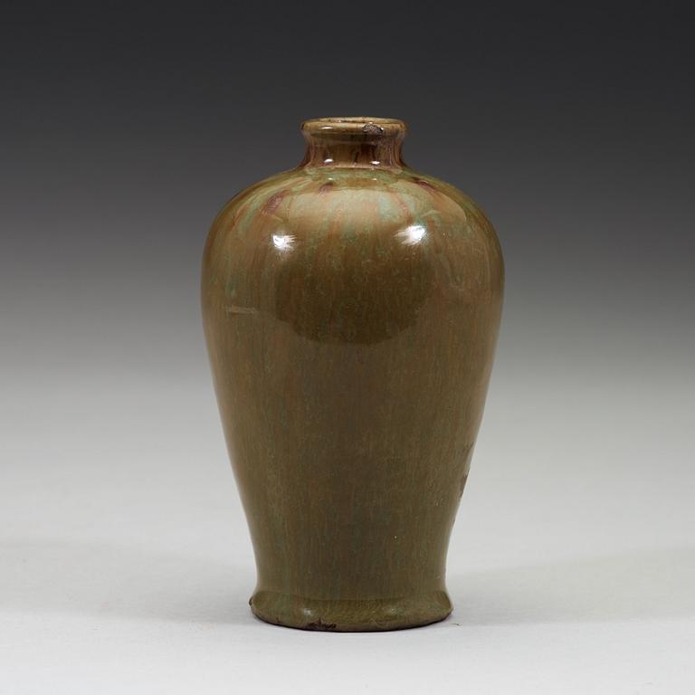 A meiping vase, Qing dynasty (1644-1912).