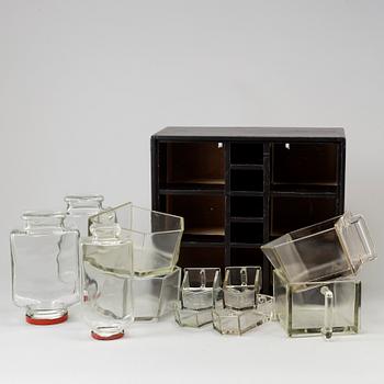 KRYDDHYLLA MED GLASLÅDOR, "Reda" 1900-talets mitt.