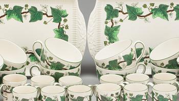 MATSERVIS, TE- OCH KAFFESERVIS, ca 78 delar. Wedgwood, "Napoleon Ivy".