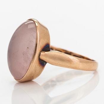 A 14K gold ring, with a cabochon-cut rose quartz, Korutuote Oy, 1958.