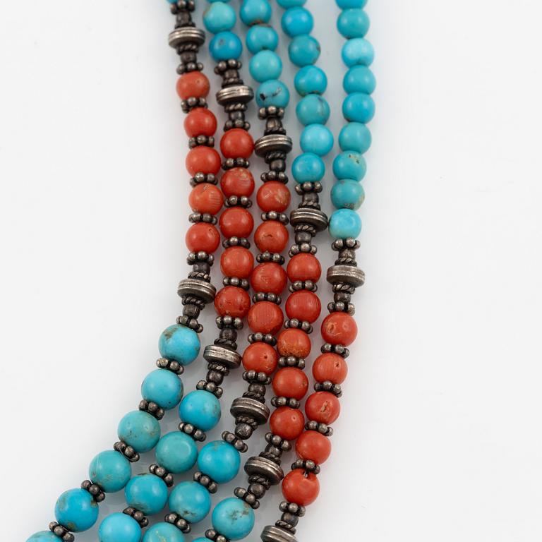 Collier silver femradigt med turkos och korall.