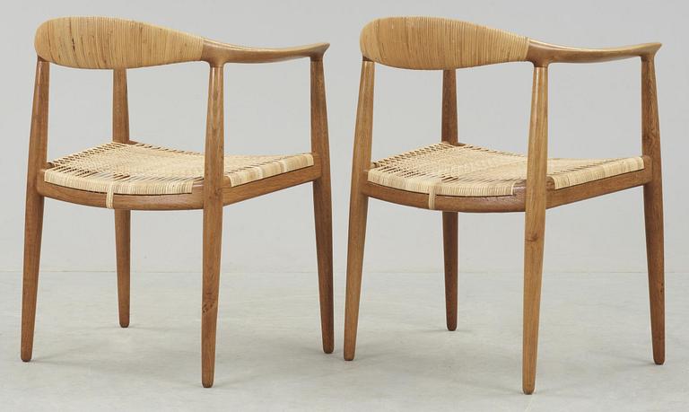 HANS J WEGNER, karmstolar, ett par "The Chair", Johannes Hansen, Danmark.