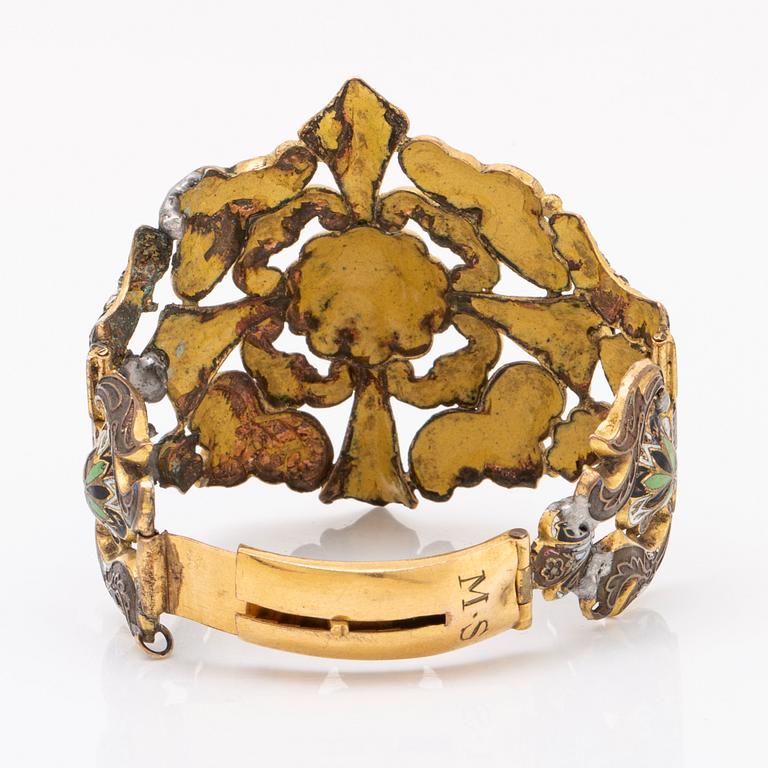 Armband, metall och emalj, ca 16-17 cm i omkrets, bredaste del ca 6 cm.