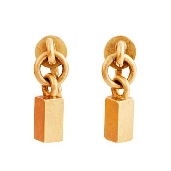 491. Wiwen Nilsson, a pair of 18K gold earrings,  Lund 1963 and 1949.