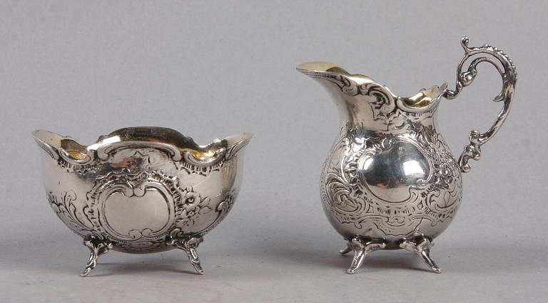 GRÄDDKANNA samt SOCKERSKÅL, silver, rokokostil, GEWE, Malmö, 1956 resp importstämplar. Ca 150 g.