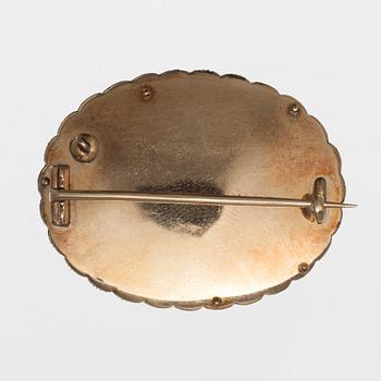 BROSCH, guld, emalj, gammalslipade diamanter ca. 1.00 ct och halvpärlor. 1860-1880. Mått 30 x 38 mm.