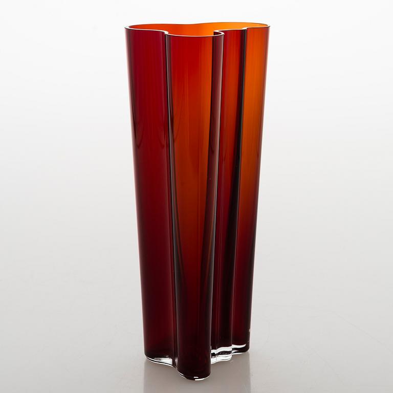 ALVAR AALTO, A red 'Savoy' glass vase, Iittala 2000s.