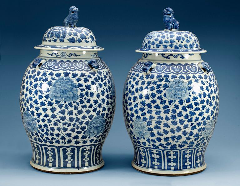 A pair of large blue and white jars with covers, Qing dynasty, 19th Century. (2).