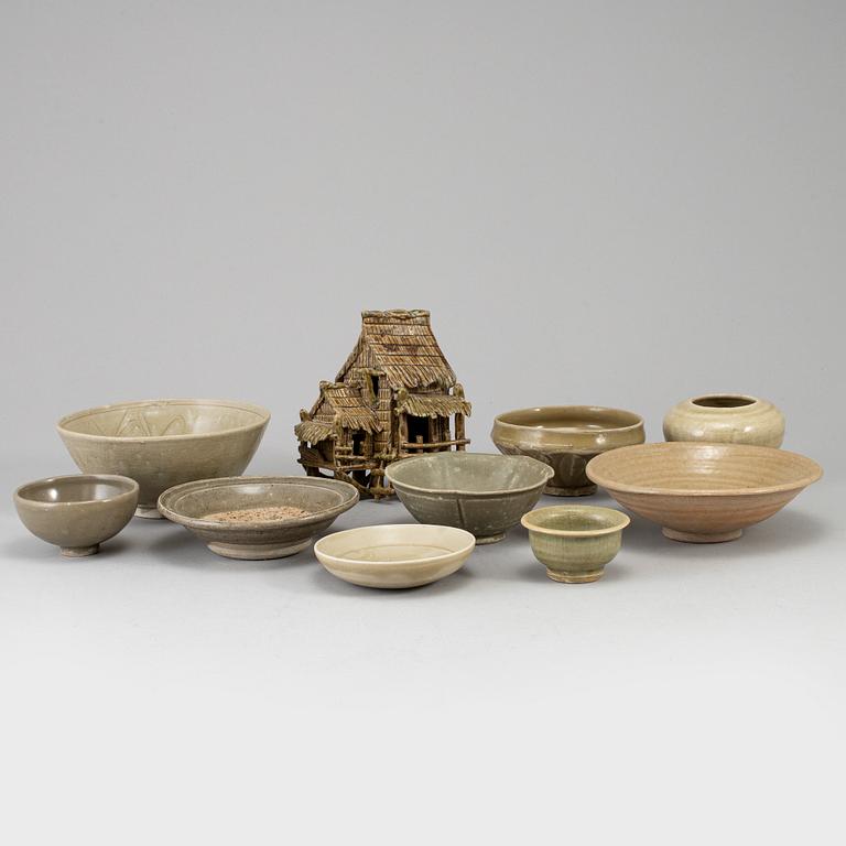 A group of South East Asian ceramics, Thailand, 17th/20th Century. (10 pieces).