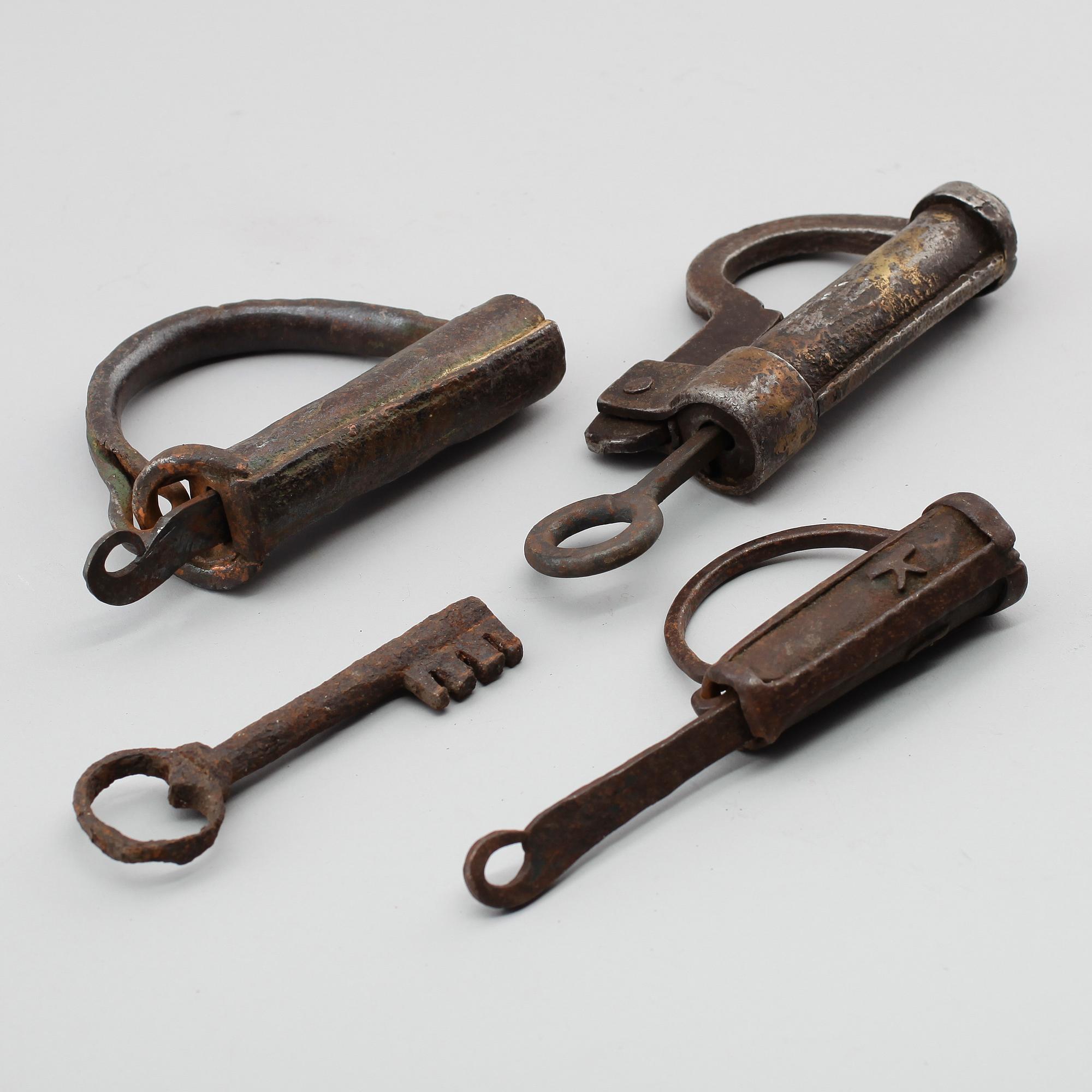 HÄNGLÅS, 3 st, allmoge, järn,  1700-/1800-tal.