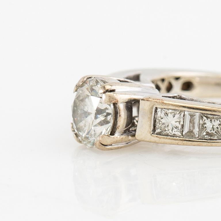 Ring 14K white gold set with a round brilliant-cut diamond, as well as princess-cut and baguette-cut diamonds.