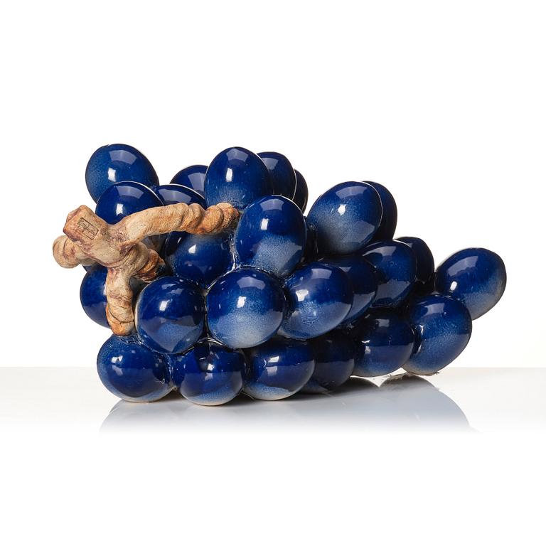 Kjell Janson, sculpture, bunch of grapes, own studio, Mora, Sweden 2000.