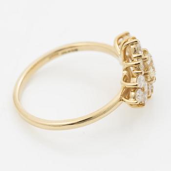Ring 18K gold set with round brilliant-cut diamonds.