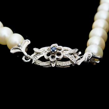 ARMBAND, odlade saltvattenspärlor med silverlås.