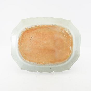 Uppläggningsfat, porslin.Kina, Qingdynastin, Qianlong (1736-95).