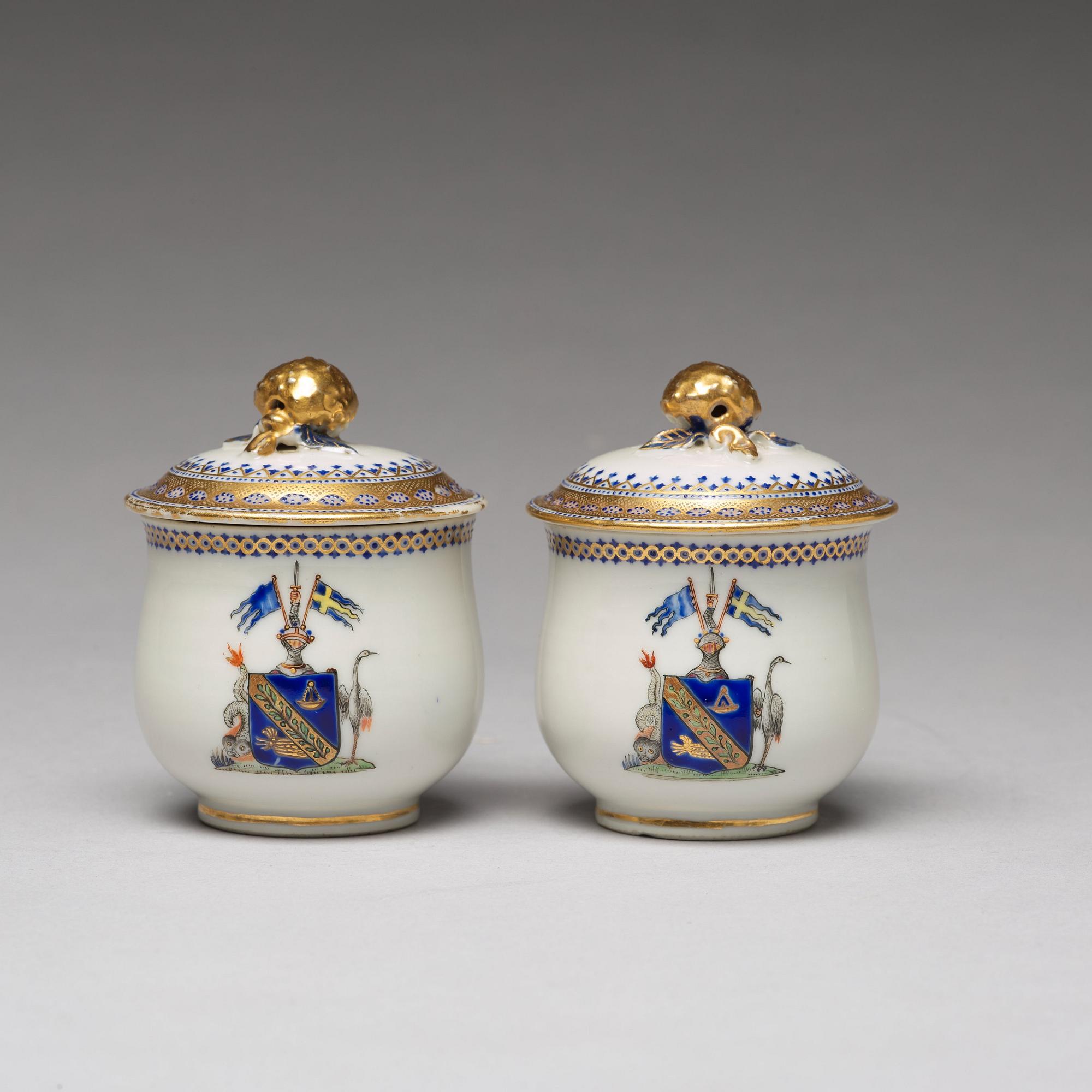 KOPPAR med LOCK, ett par, vapenporslin. Qingdynastin, Jiaqing (1796-1820).