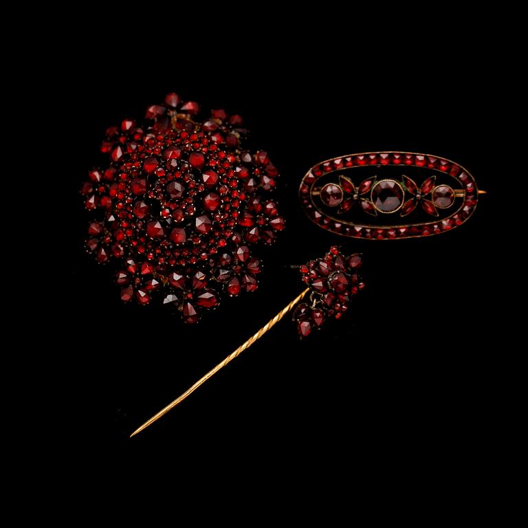 BROSCHER, 2 st samt SLIPSNÅL, granater, 1900-talets första hälft.