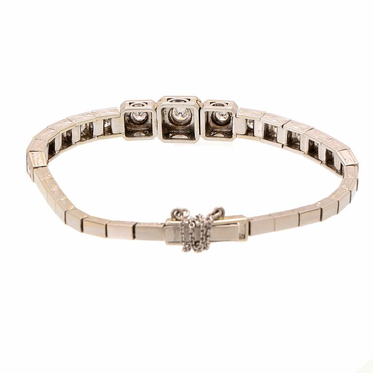 An 18K white gold bracelet with brilliant cut diamonds.