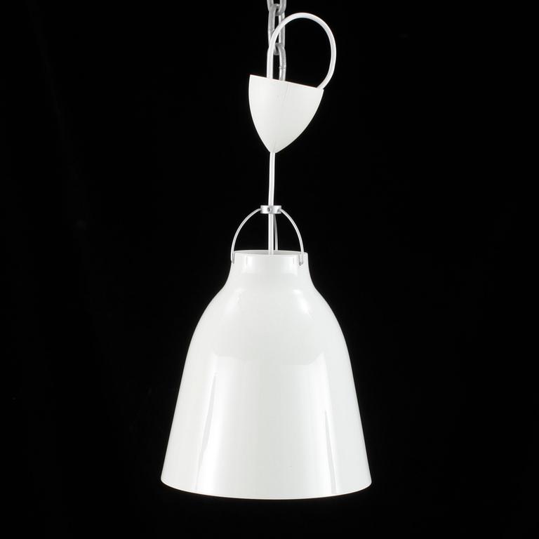 TAKLAMPA, vit mattlackerad metall, "Caravaggio pendel", design: Cecilie Manz.