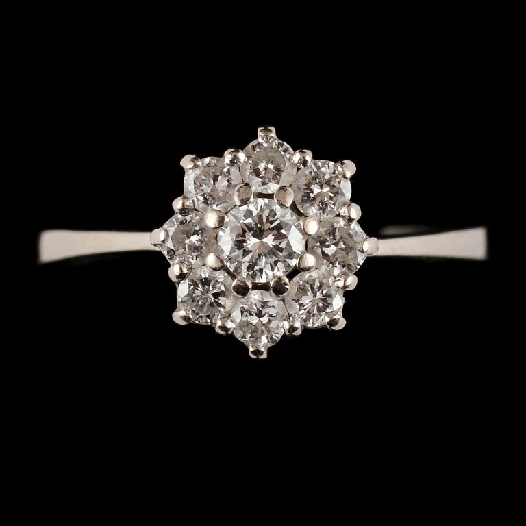 CARMOSÉRING, 18k vitguld med 9 briljantslipade diamanter, tot 0.70 ct, 1900-talets tredje kvartal. Vikt 3 g.