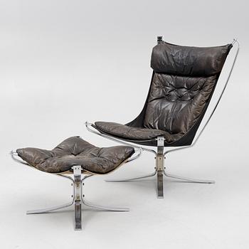 Sigurd Ressel, a pair of 'Falcon chair' easy chairs with an ottoman, Vatne Möbler, Norway, 1970s.