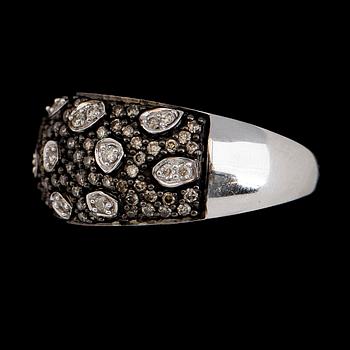 RING, 14K vitguld, briljantslipade diamanter tot ca 1.12 ct. Vikt ca 5 g.