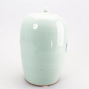 A Chinese Qing Dynasty around 1900 porcelain urn.