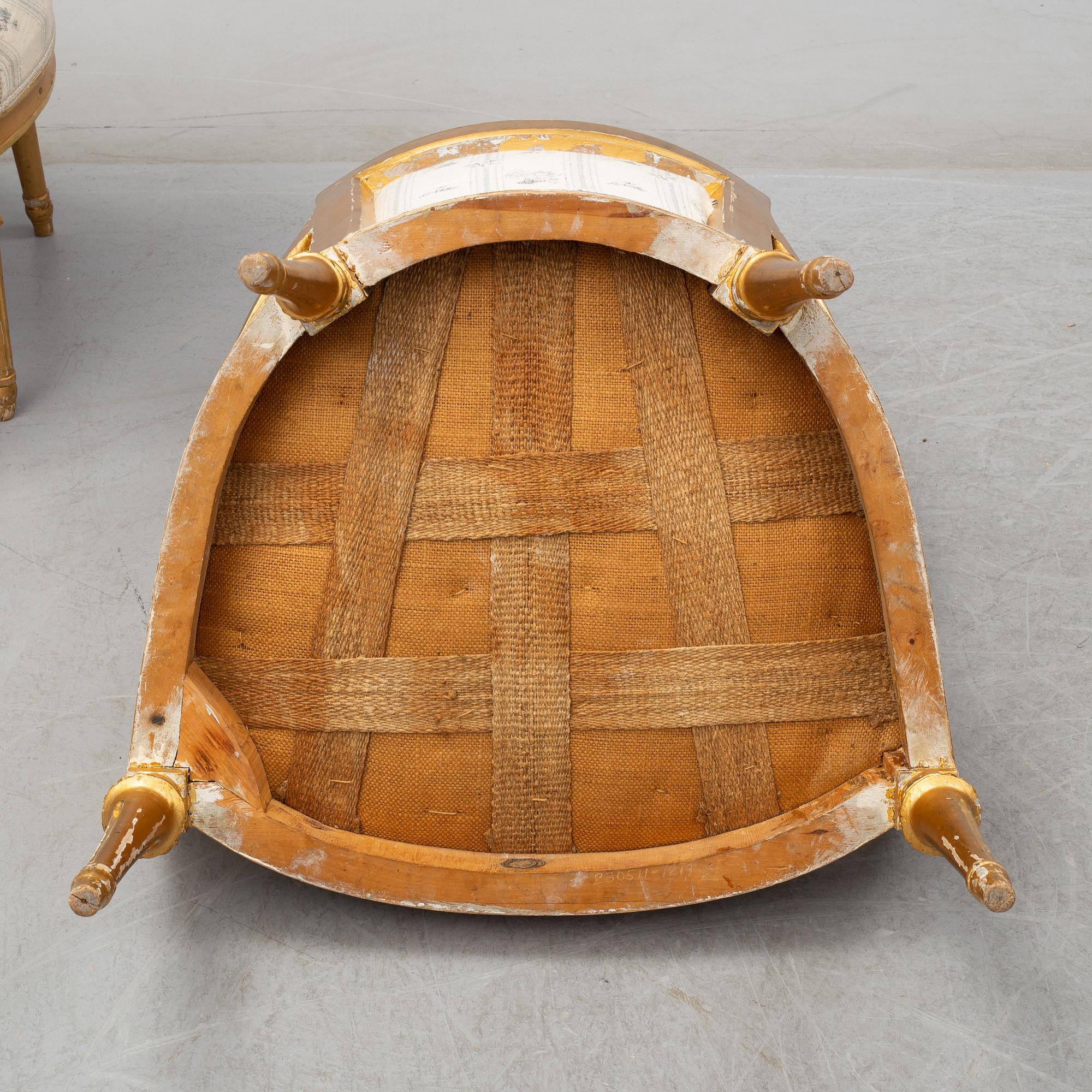 KARMSTOLAR, två stycken snarlika, en av Joseph Ruste (mästare i Stockholm 1772-1792), gustavianska.
