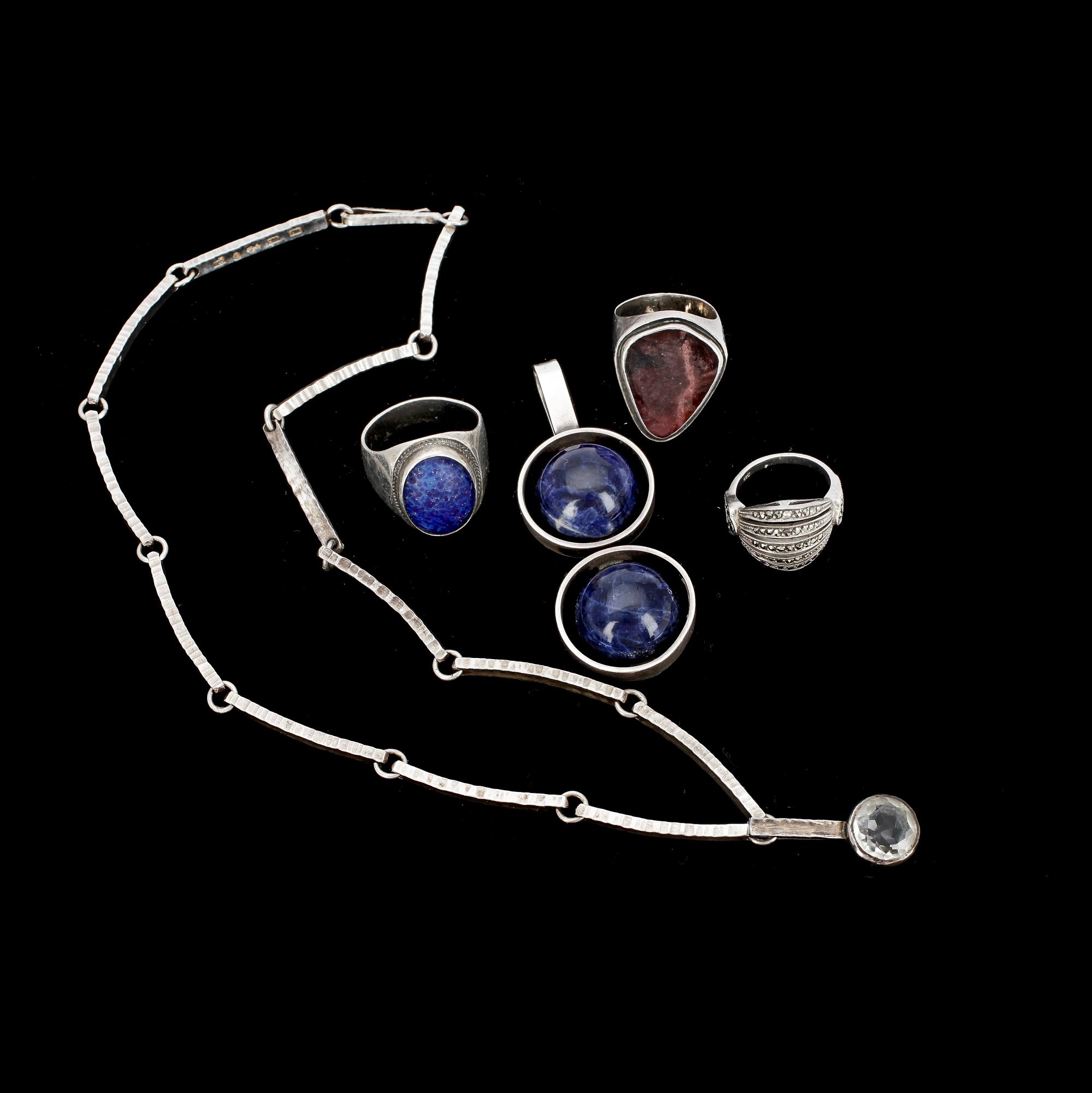 SMYCKEN, 5 st, silver med bl a lapis lazuli och markasiter, 1900-talets mitt.