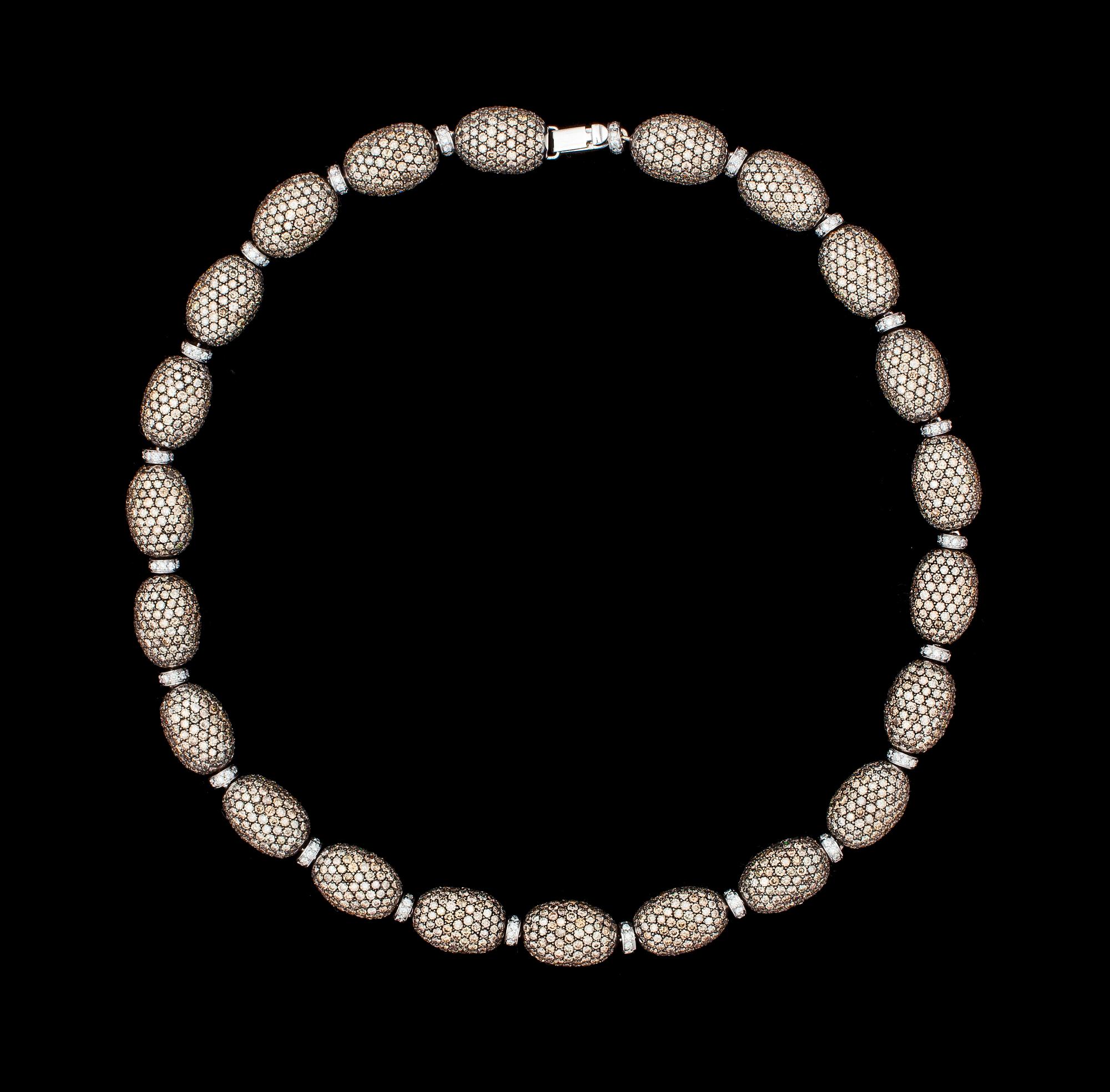 A brandy- and white coloured diamond necklace, tot. 76.70 cts/resp. 3.05 cts.