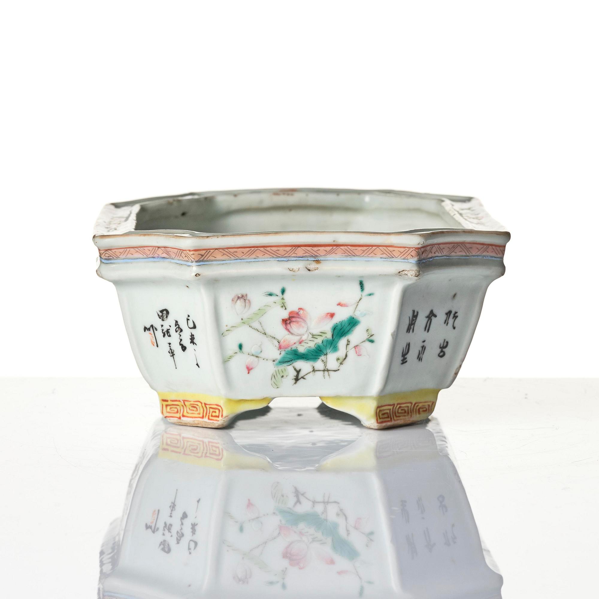 A famille rose flower pot, Qing dynasty, 19th century.