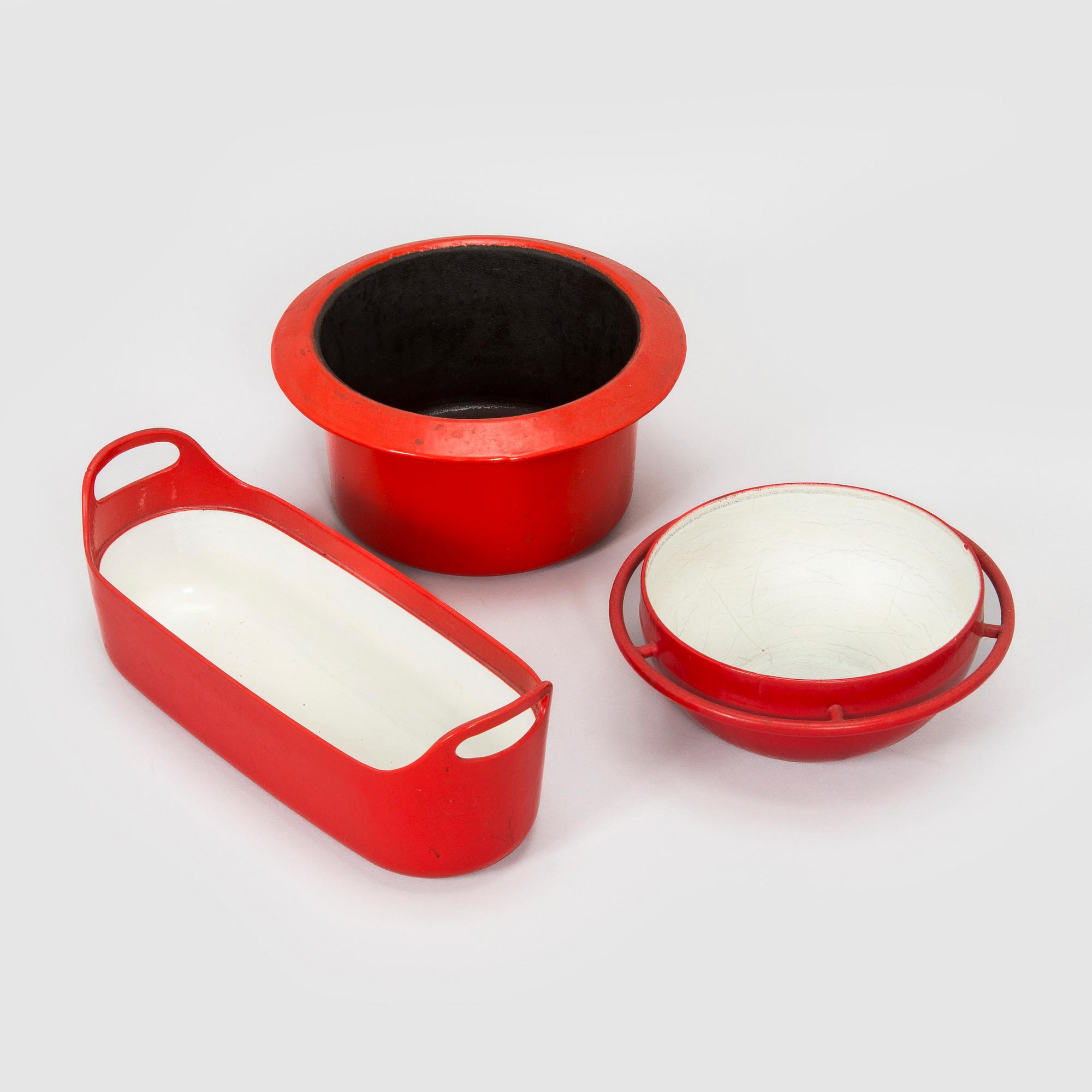 Three cast iron and red enamel casseroles by Antti Nurmesniemi and Timo Sarpaneva, Finland, 1960s/70s.