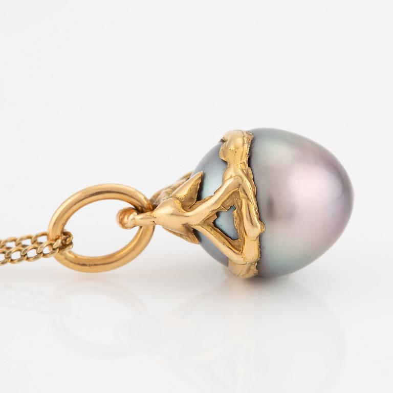 Pendant in gold with cultured Tahitian pearl, with chain.