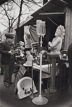 218. Gisèle Freund, "Marché à la Ferraille, Paris, 1958".