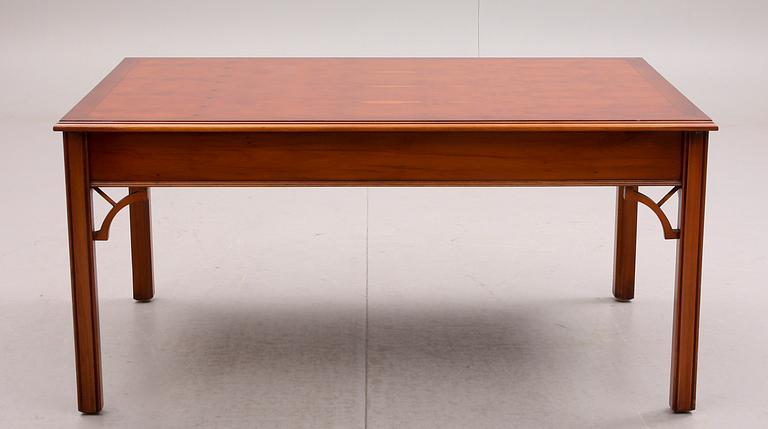 SOFFBORD, engelsk stil, körsbärsfanér. 1900-talets andra hälft.