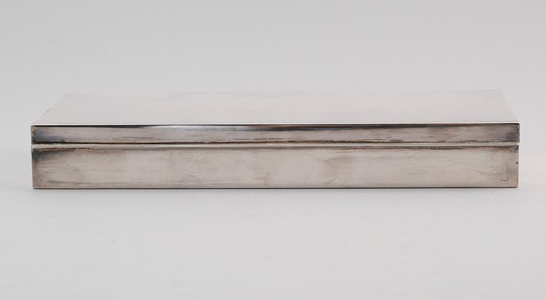 CIGARETTSKRIN, silver, 1900-talets första hälft. Vikt med inredning ca 579 g.