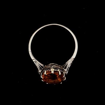 RING, topas, med antikslipade diamanter.