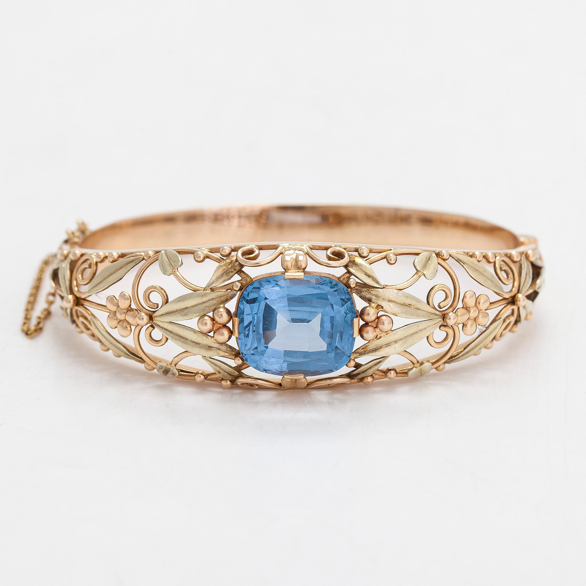 An 14K gold bangle with a synthetic spinel, Auran Kultaseppä, Turku.