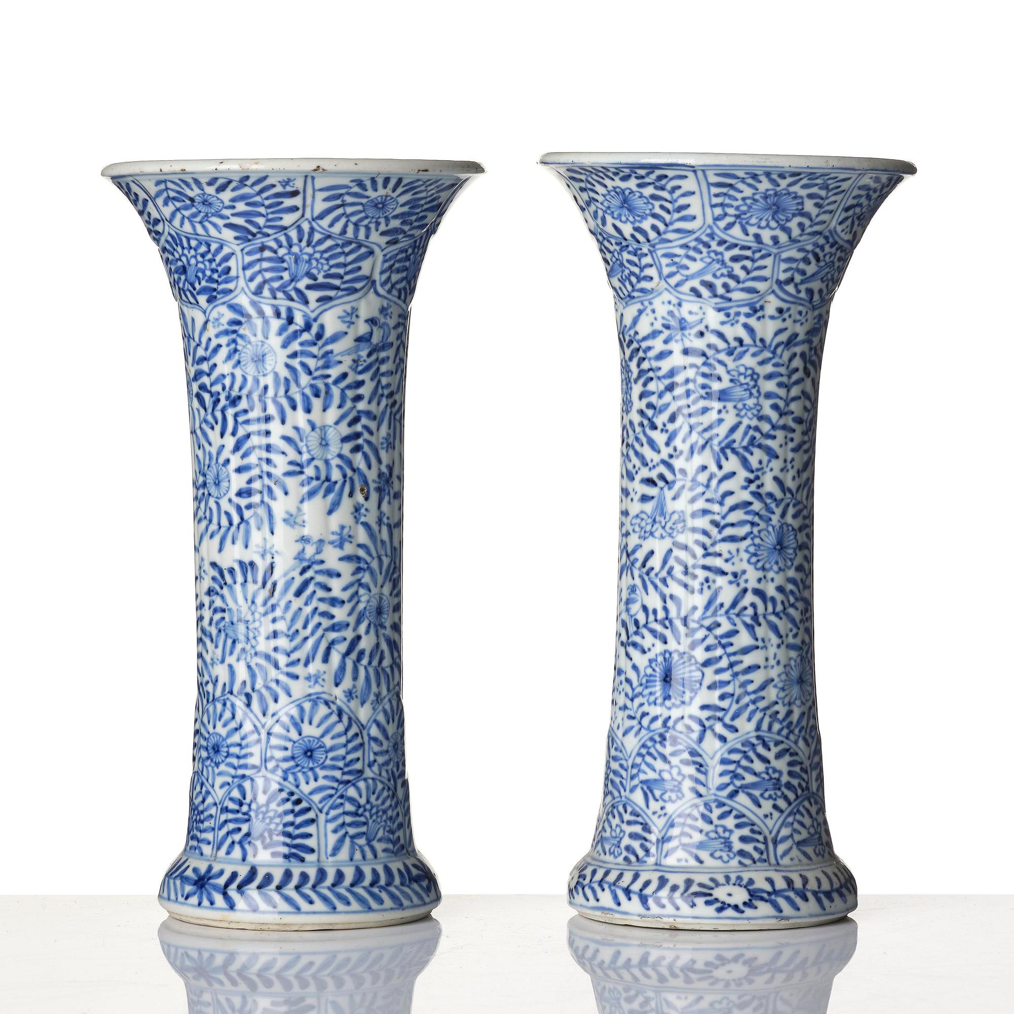 A pair of blue and white 'floral' vases, Qing dynasty, Kangxi (1662-1722).