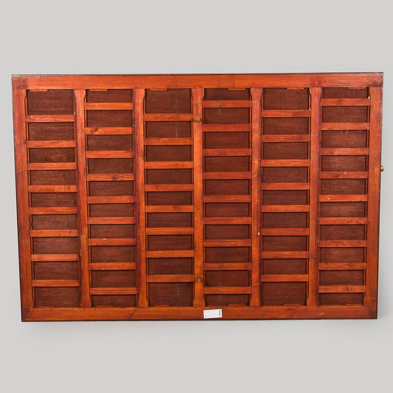 Karl Tirén, An Art Nouveau mahogany dining table with twelve chairs, A.B Naeslunds Möbelfabrik i Umeå, approx. 1901.