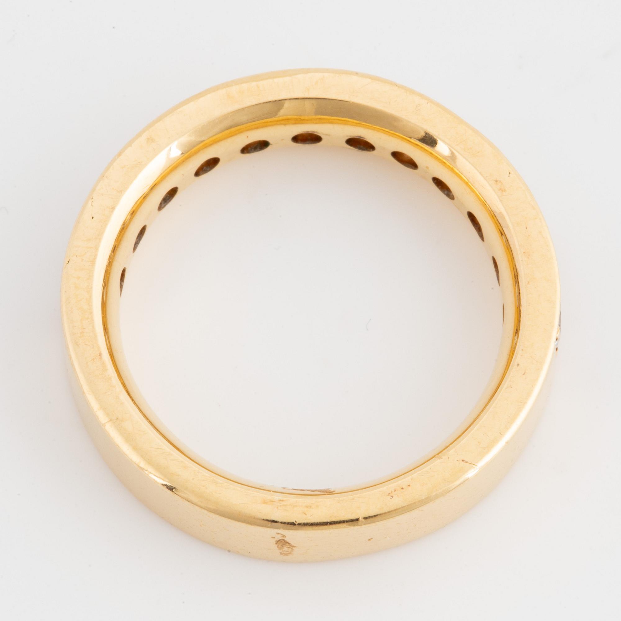 An half-eternity ca 1,20 ct brilliant-cut diamond ring.