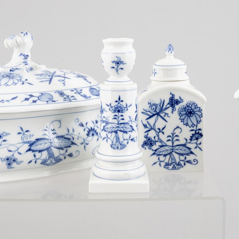 A 66-piece porcelain dinner service, "Zwiebelmuster", Meissen, Germany.