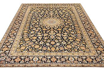 A Kashan carpet, a. 405 x 290 cm.